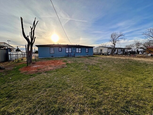 Building Photo - 3120 Chestnut Ave