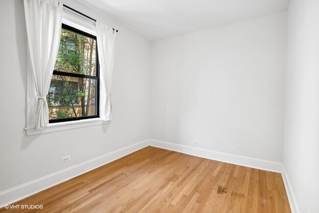 Building Photo - 7635 N Greenview Ave