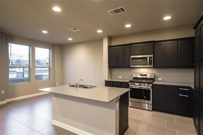 Building Photo - 6814 E Riverside Dr
