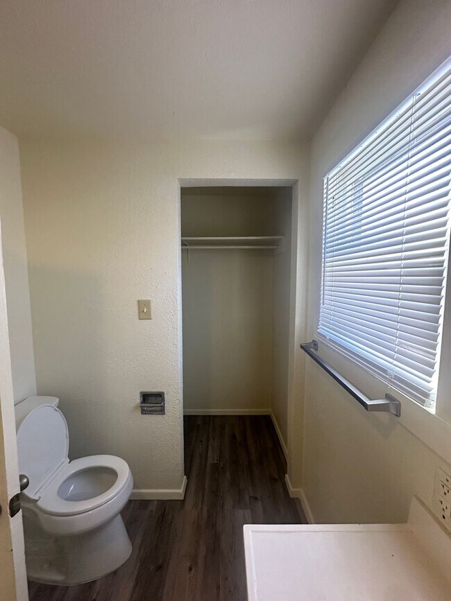 Building Photo - Spacious 4 Bedroom!