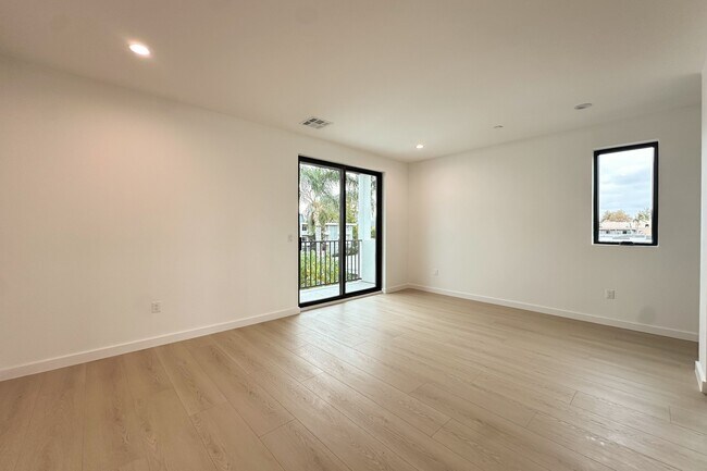 Building Photo - 13843 Burbank Blvd