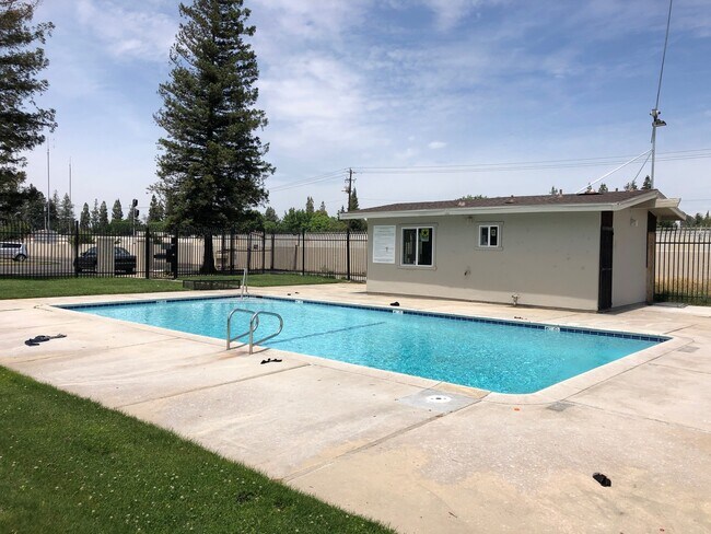Building Photo - $1,350 Marks & Shaw 2 Bedroom Townhouse, c...