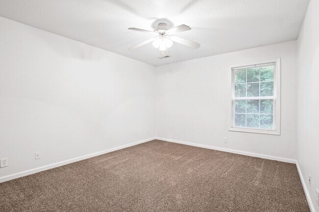 Building Photo - 504 Luxury Dr
