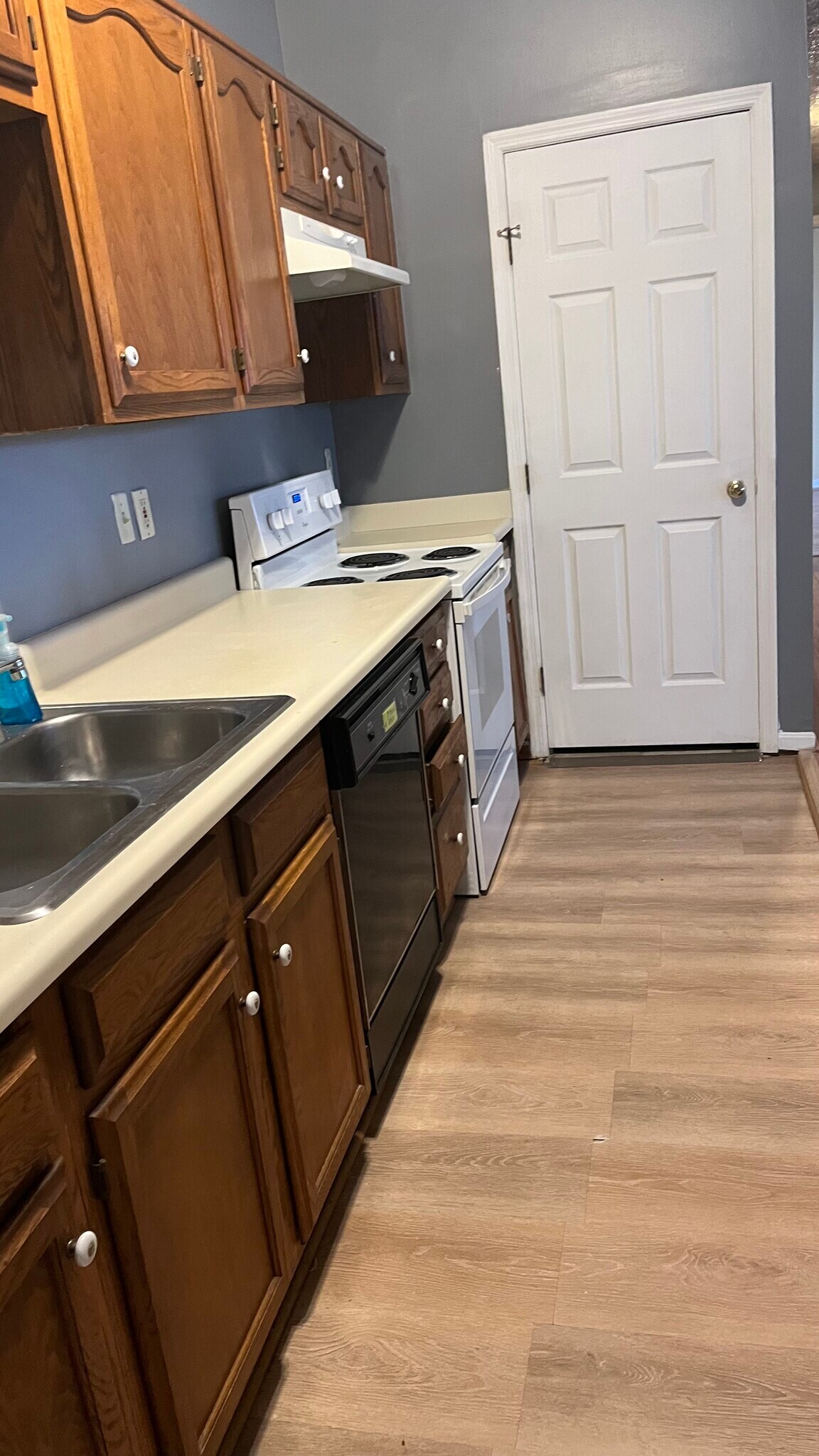 Kitchen - 901 Swallow Crest Ct