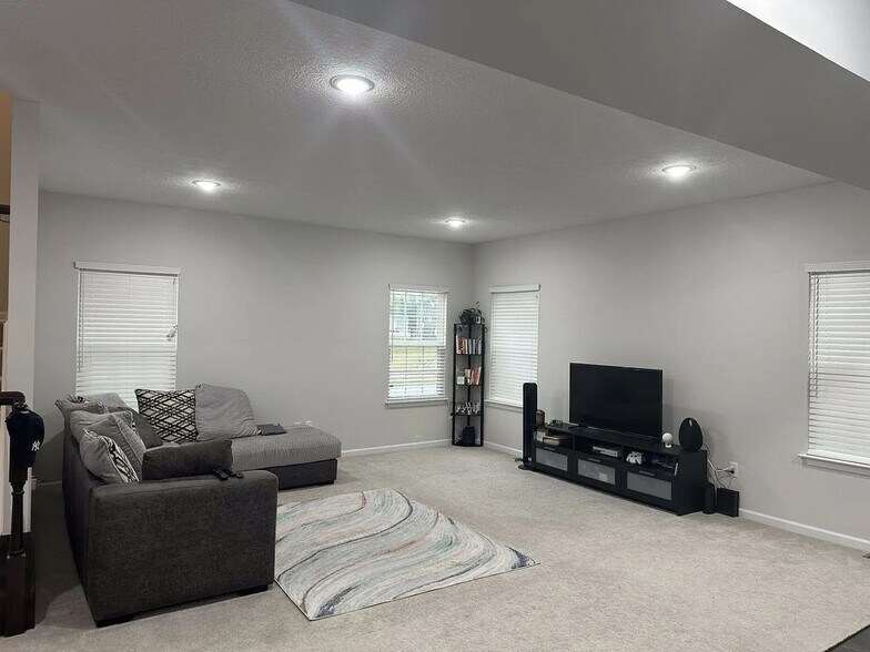 Building Photo - 452 Steeplechase St