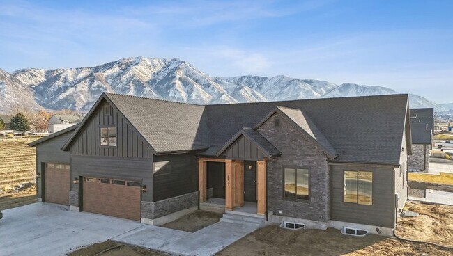 Building Photo - 657 1050 S