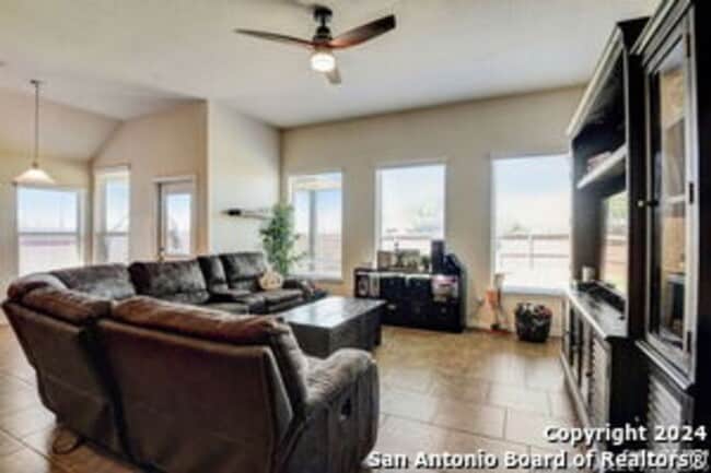 Building Photo - Super Nice Spacious Home with over 2600 sq ft in Parc at Escondido