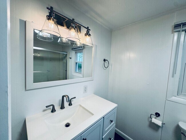 Building Photo - Adorable Home/Country setting