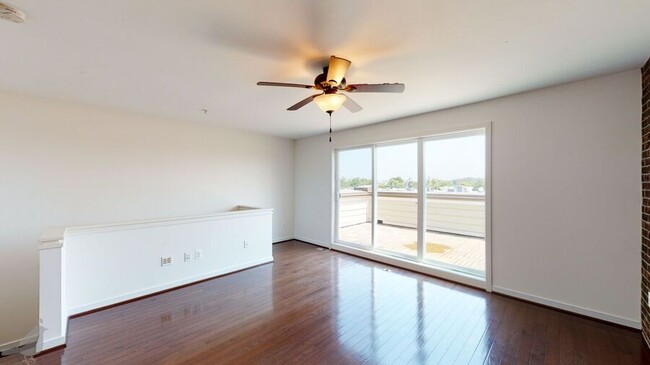 Building Photo - 517 Regent Pl NE