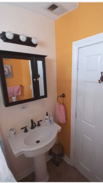 Building Photo - 6630 S Ingleside Ave