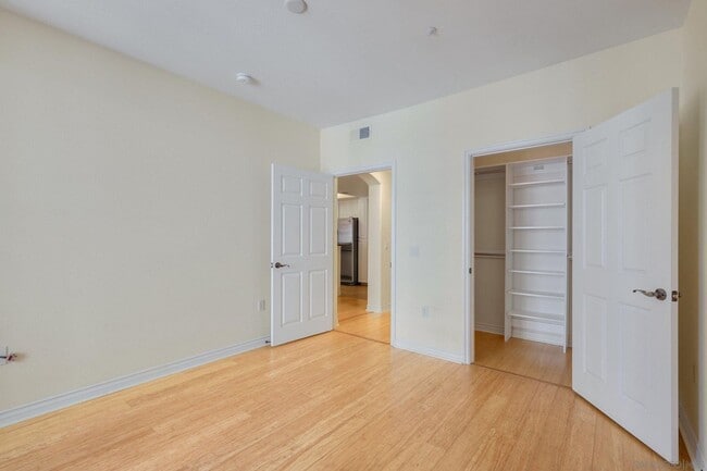 Building Photo - Beautiful 1 bedroom, 1 bath condo in La Jo...