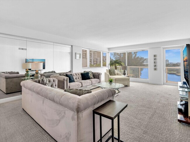 Building Photo - 3000 Holiday Dr