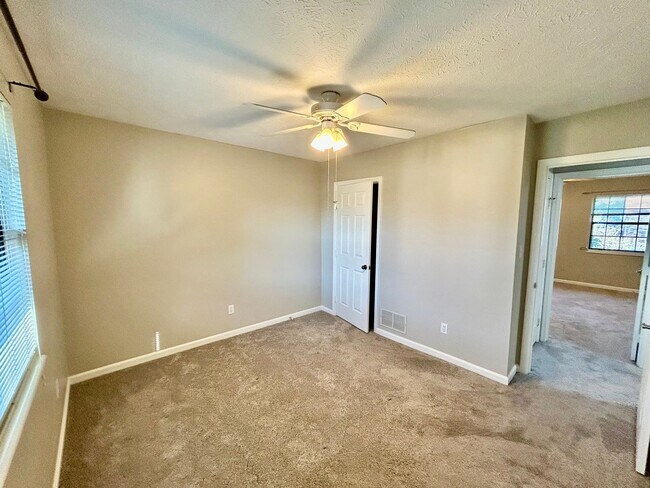 Building Photo - Cozy 2 Bed, 1.5 Bath in Lexington!