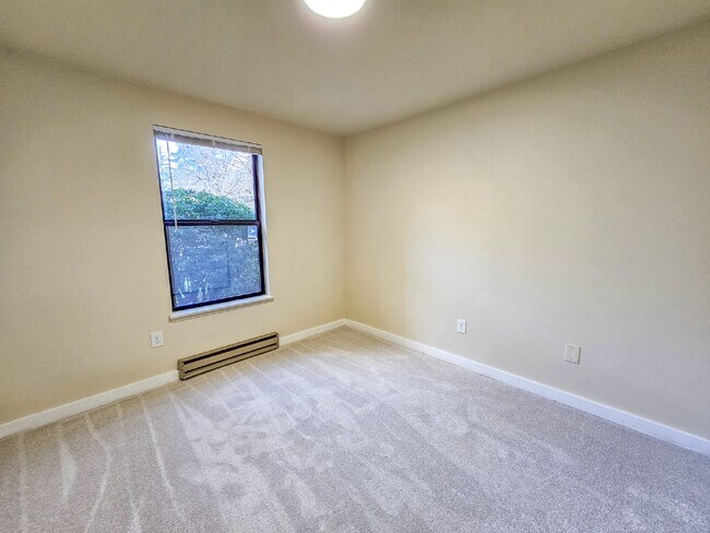 Building Photo - Coming Soon. Floor Level 2bed/2bath condo....