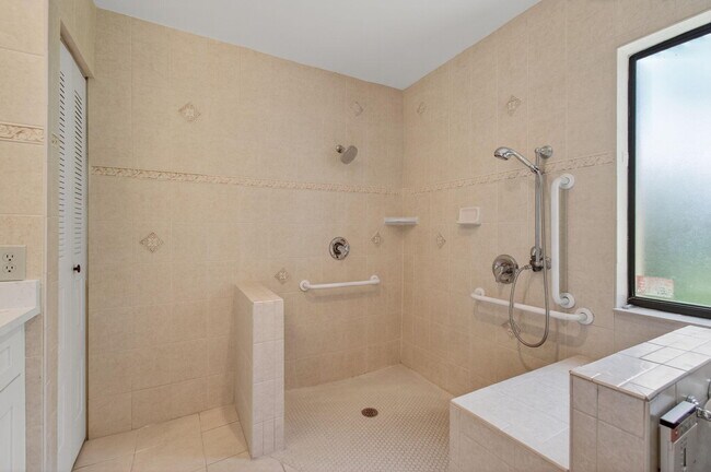 Building Photo - 2925 Riviera Dr