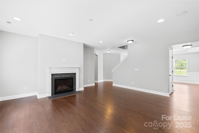 Building Photo - 2136 Laurens Dr