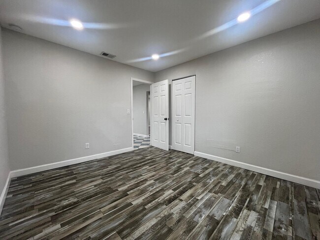 Building Photo - 838 SE Proctor Ln