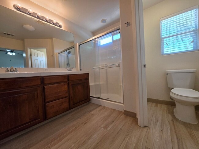 Building Photo - 3 bedroom 2 bathroom in NW Visalia!