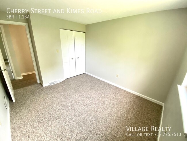 Building Photo - Available late-December! 3-bed Duplex in D...