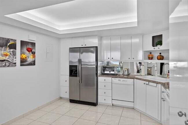 Building Photo - 2100 S Ocean Ln