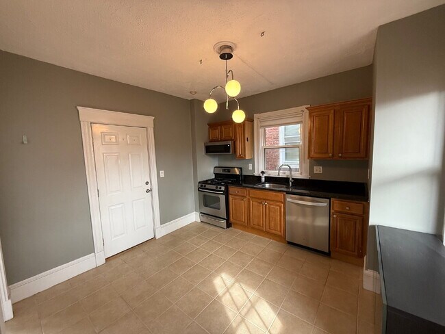 Building Photo - Available NOW! Spacious & Modern 2 Bedroom unit ready for move in!