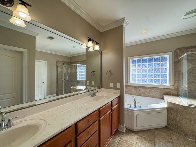 Building Photo - Beautiful 3 Bed 2 Bath Condo with Community Amenities