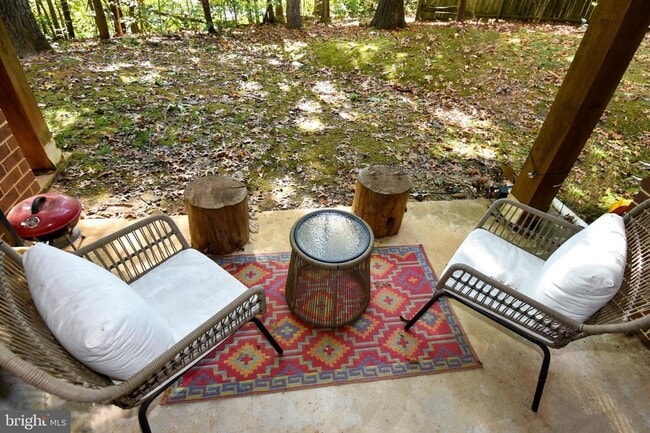 Building Photo - Experience the vibrant lifestyle and natural beauty that make Reston such a sought after place to...