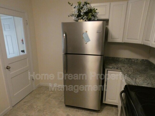 Building Photo - 930 Bryant Ave