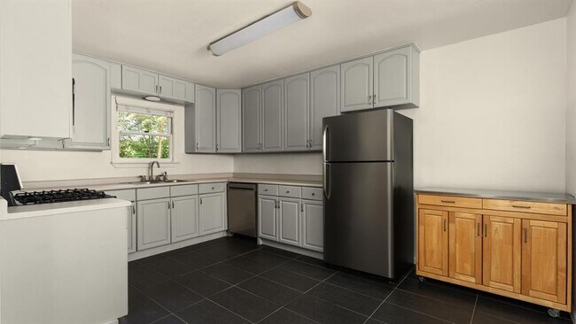 Building Photo - 206 E Skyview Rd