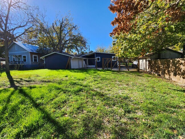 Building Photo - Craftsman Style House  Close to Downtown New Braunfels / Fridge Included/ No Carpet / Large Backy...