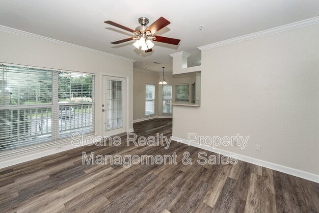 Building Photo - 700 Daniel Ellis Dr