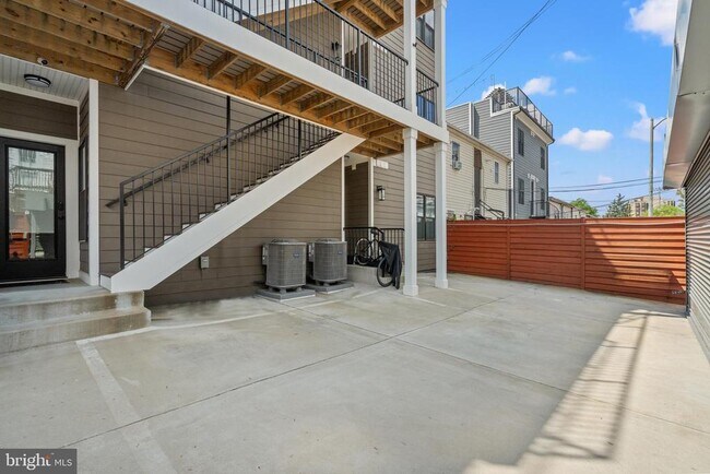 Building Photo - 1130 Penn St NE