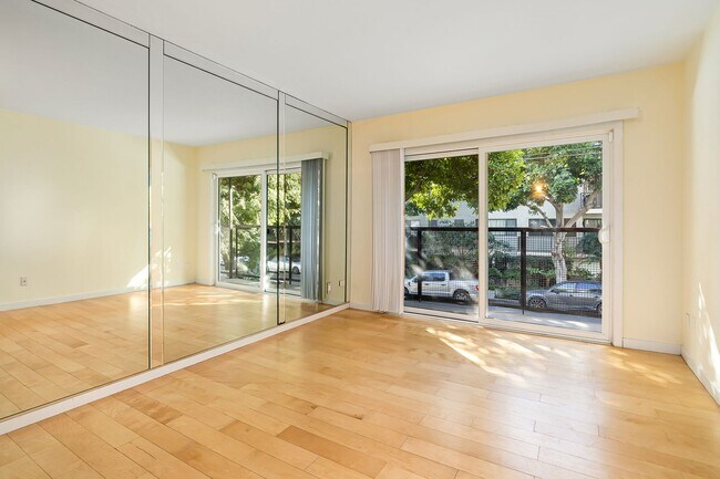 Building Photo - Available after 6/20 - Newly Renovated Cod...