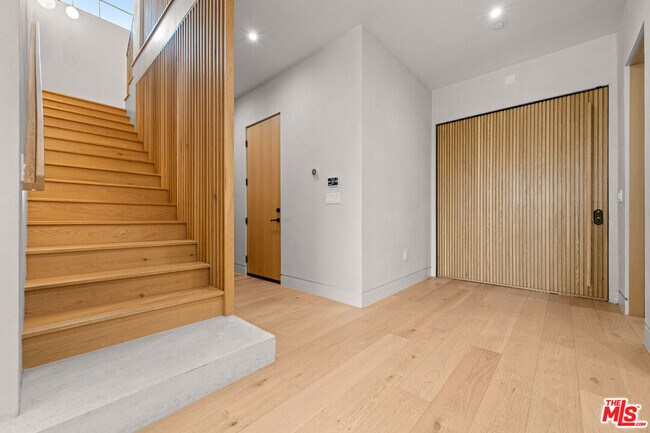 Building Photo - 4740 Sunnyslope Ave