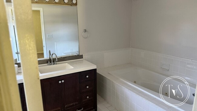 Building Photo - NEWLY UPGRADED 3 BED/2 BATH HOME