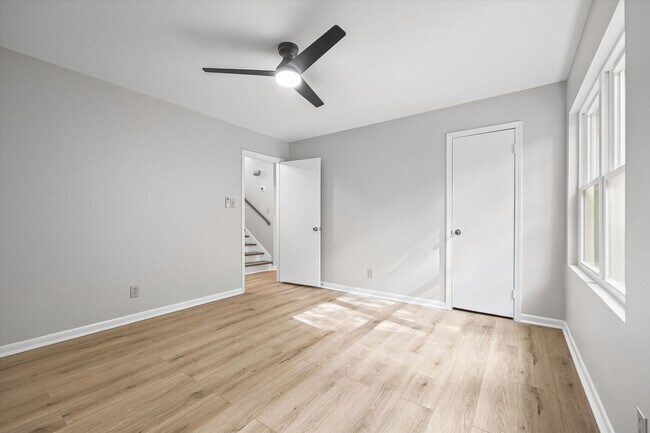 Building Photo - Beautifully updated and freshly painted 3-...
