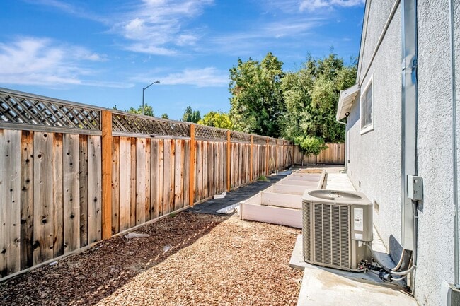 Building Photo - Charming 3BR/2BA Single Family Home for re...