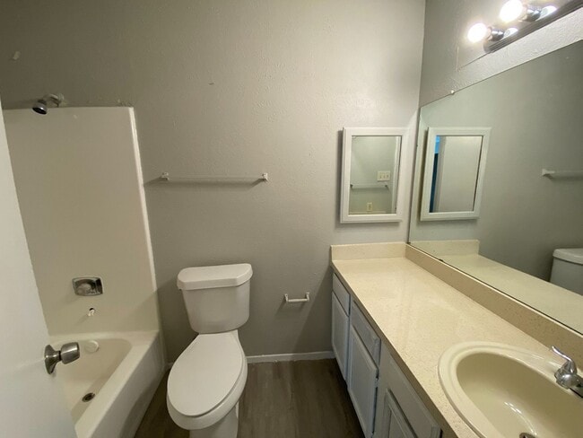 Building Photo - Charming Split-Level First-Floor Unit with...