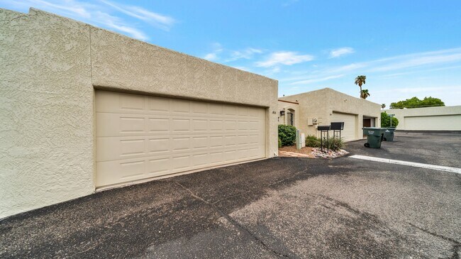Building Photo - East Side Remodeled 2 Bdrm Townhome