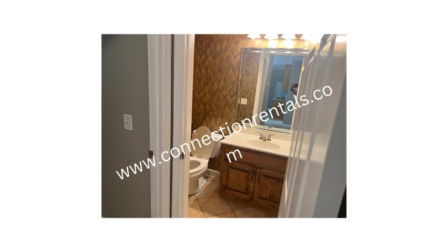 Building Photo - 3 bed 2.5 bath Townhome