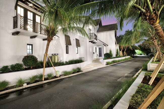 Building Photo - 400 Mola Ave