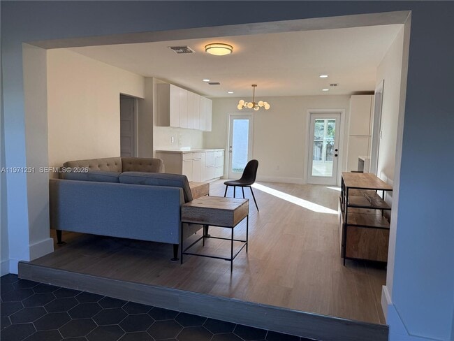 Building Photo - 1701 SW 13th Ct