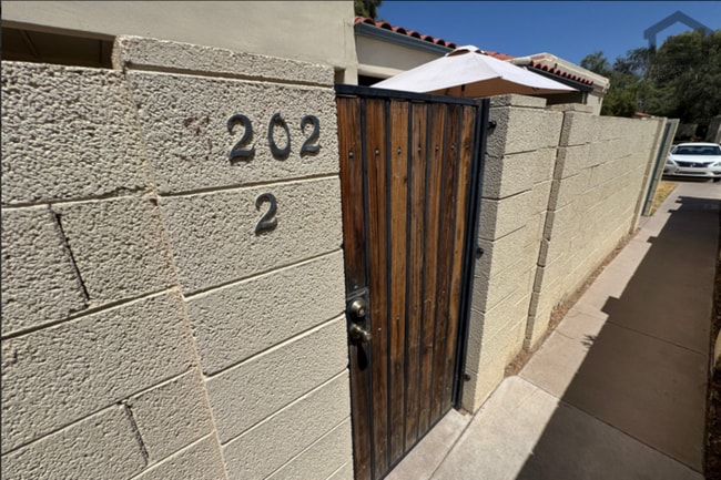 Building Photo - 3Bed/2Bath 2-Story Townhouse at N 35th Ave/Northern Ave! Move-In Ready on 08/27/2026!