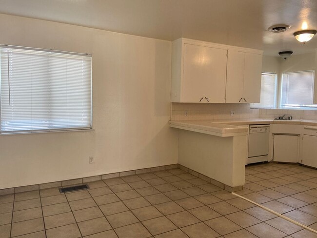 Building Photo - 211 W Camron Ave