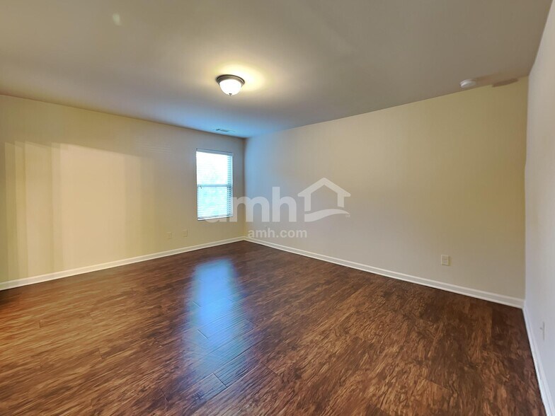 Building Photo - 4055 Clay Ct SE