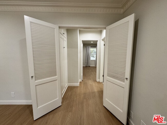 Building Photo - 300 S Doheny Dr