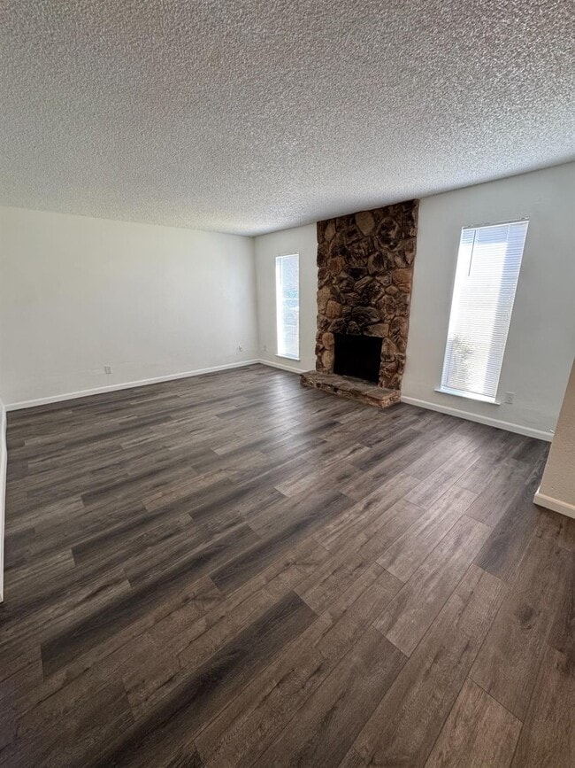 Building Photo - 2056 W Simpson Ave