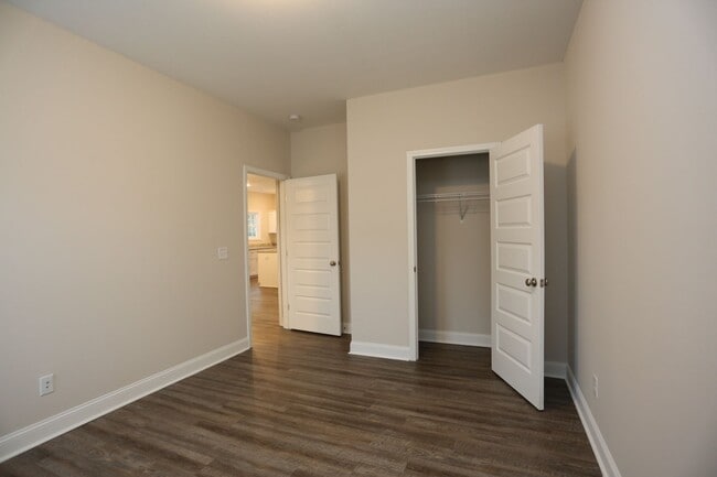 Building Photo - 4 Bedroom Brick House Available TODAY!