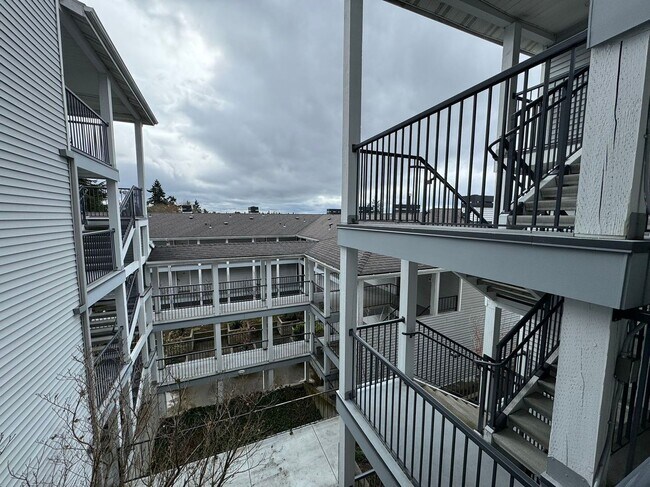 Building Photo - CLICK "REQUEST A TOUR" NOW!