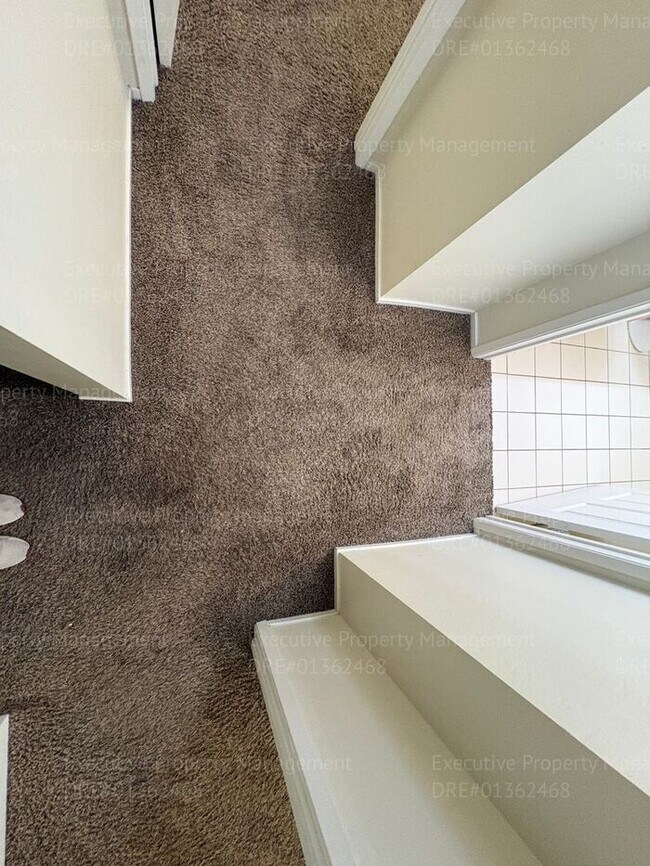 Building Photo - 2 bedroom 1.5 bathroom townhome located in a gated community near Hosking Ave/ S. Union Ave